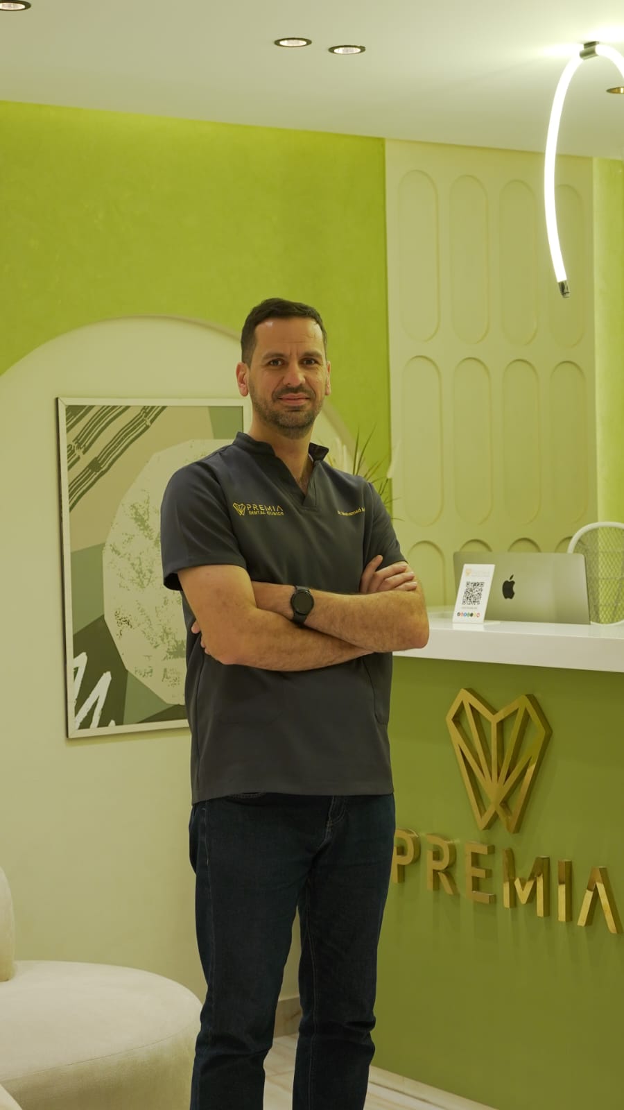 دكتور محمد عاشور استشاري زراعه الاسنان وجراحه الوجه والفكين